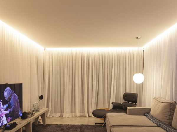 Скрытая подсветка в натяжных потолках: виды профилей и эффекты освещения