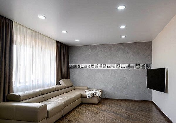 Матовые, глянцевые, сатиновые: как выбрать фактуру натяжного потолка? 