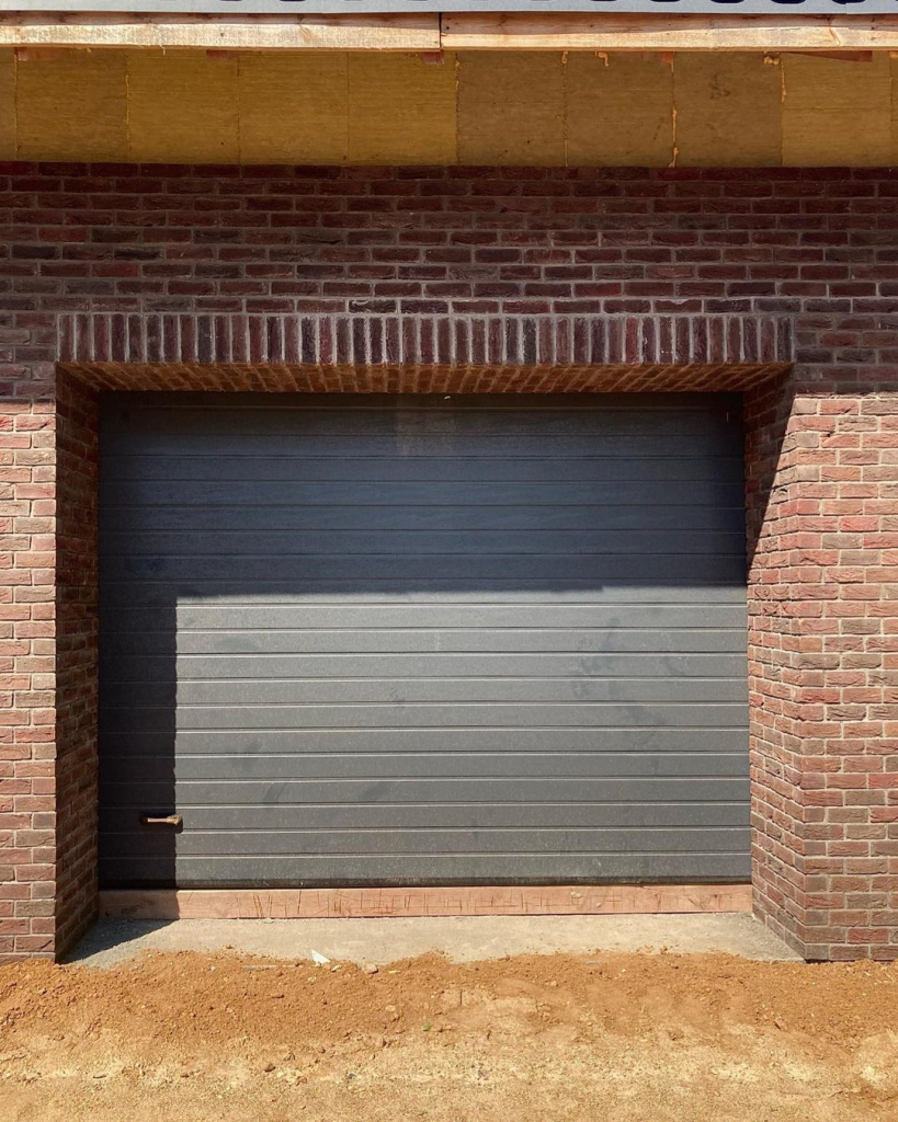 Секционные гаражные ворота и защитные роллеты на окна. Наш новый заказ!