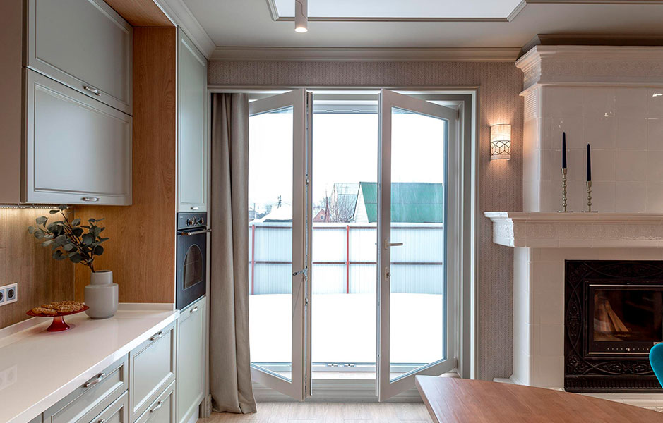 Французские окна в интерьере: виды и особенности