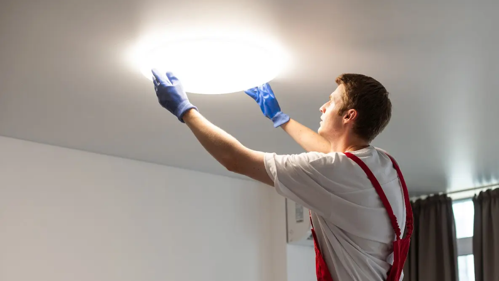 Монтаж светильников на натяжной потолок: пошаговая инструкция