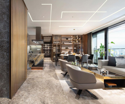 Матовый натяжной потолок с LED-подсветкой для гостиной с современным интерьером