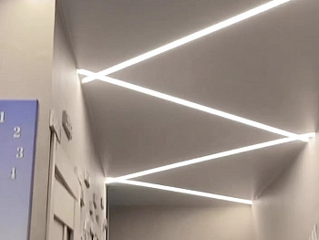 Потолок со световыми линиями в прихожей