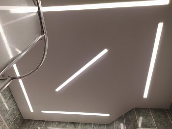 Матовый потолок в ванной комнате со световыми линиями