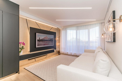 Матовый потолок с минималистичным дизайном для гостиной комнаты