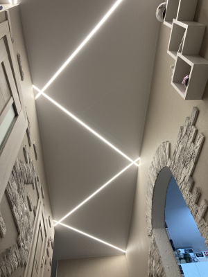 Потолок со световыми линиями в прихожей