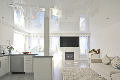 Глянцевый натяжной потолок в гостиной комнате