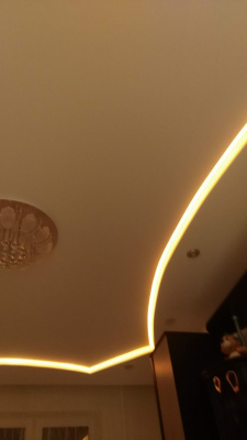 Белый потолок с цветной подсветкой