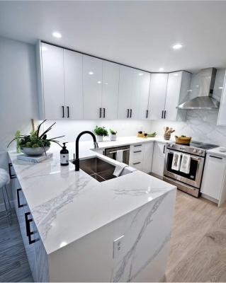 Светлый матовый потолок на кухне