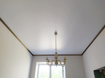 Матовый натяжной потолок с классической люстрой