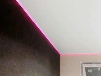 Сатиновый потолок с розовой подсветкой