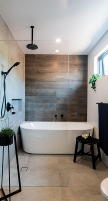 Белый матовый потолок в ванной комнате со встроенными светильниками Белый матовый потолок в ванной комнате со встроенными светильниками