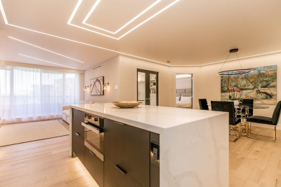 Матовый натяжной потолок со световыми линиями в просторной гостиной