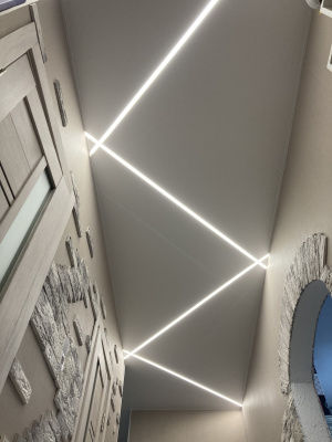 Потолок со световыми линиями в прихожей