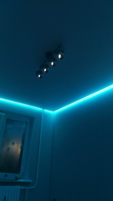 Потолок с голубой подсветкой