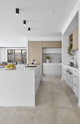 Белый матовый потолок на кухне со спотами