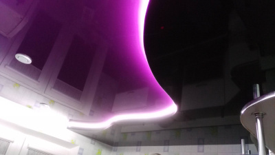 Чёрно-фиолетовый натяжной потолок