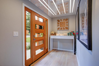 Белый натяжной потолок со встроенными световыми линиями в прихожей