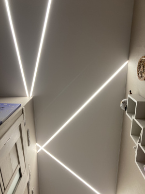 Потолок со световыми линиями в прихожей