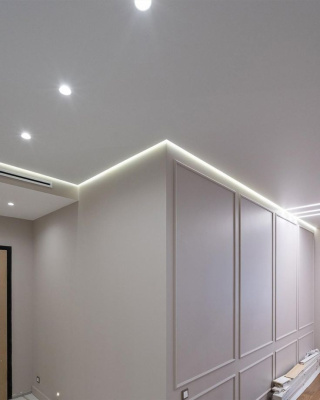 Матовый белый парящий натяжной потолок в коридоре