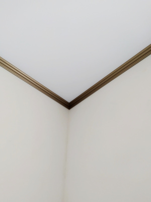 Матовый натяжной потолок с классической люстрой