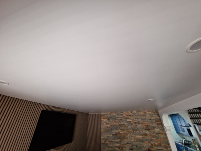 Белый парящий потолок в комнате отдыха