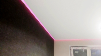 Сатиновый потолок с розовой подсветкой