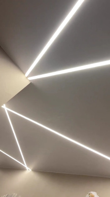 Потолок со световыми линиями в прихожей