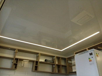 Глянцевый потолок с лентой-подсветкой