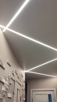 Потолок со световыми линиями в прихожей