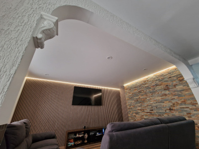 Белый парящий потолок в комнате отдыха