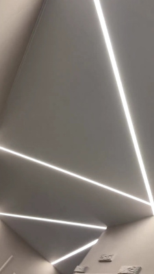 Потолок со световыми линиями в прихожей