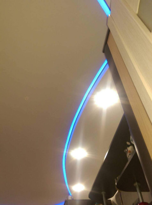 Белый потолок с цветной подсветкой