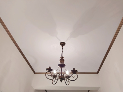 Матовый натяжной потолок с классической люстрой