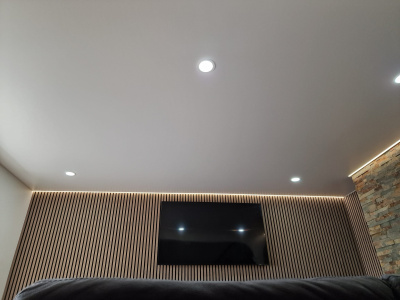 Белый парящий потолок в комнате отдыха