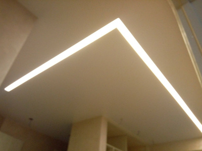 Потолок с «парящими» широкими линиями Потолок с «парящими» широкими линиями