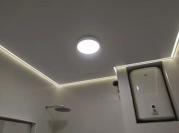 Сатиновый потолок с контурной подсветкой