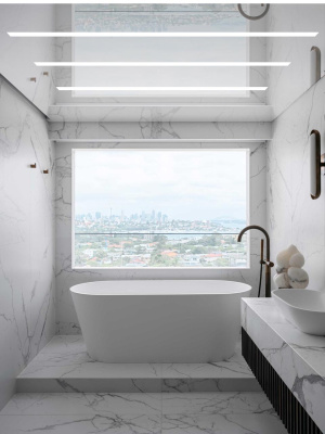 Глянцевый потолок с зеркальной поверхностью и парящими линиями в ванной комнате