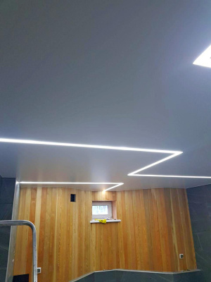 «Парящий» потолок в сауне