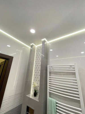 Белый парящий потолок в душевой