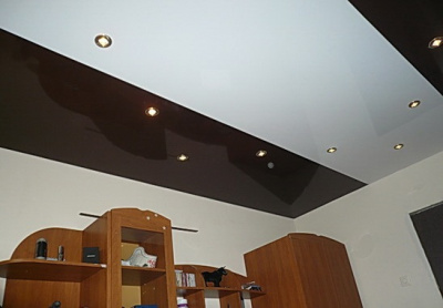 Глянцевый двухцветный потолок с точечными светильниками