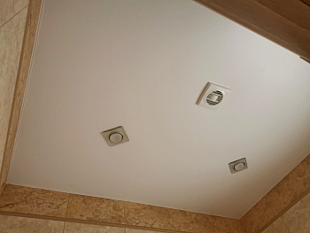 Белый матовый потолок в ванной комнате
