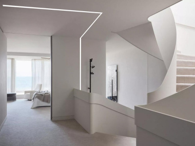 Матовый потолок с парящими линиями в коридоре с лестничным пролетом