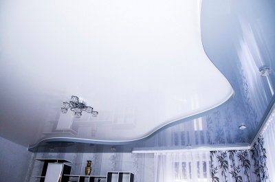 Светлый двухуровневый натяжной потолок