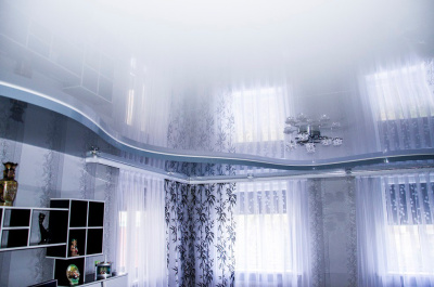 Светлый двухуровневый натяжной потолок