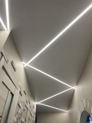 Потолок со световыми линиями в прихожей
