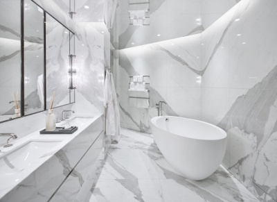 Глянцевый парящий натяжной потолок со встроенными светильниками в ванной комнате