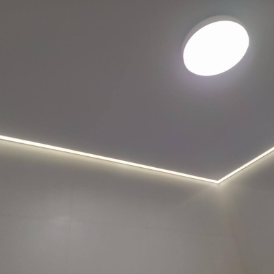 Сатиновый потолок с контурной подсветкой