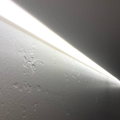 Сатиновый потолок с контурной подсветкой