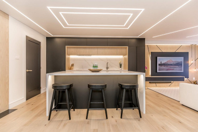 Матовый натяжной потолок со световыми линиями в просторной гостиной